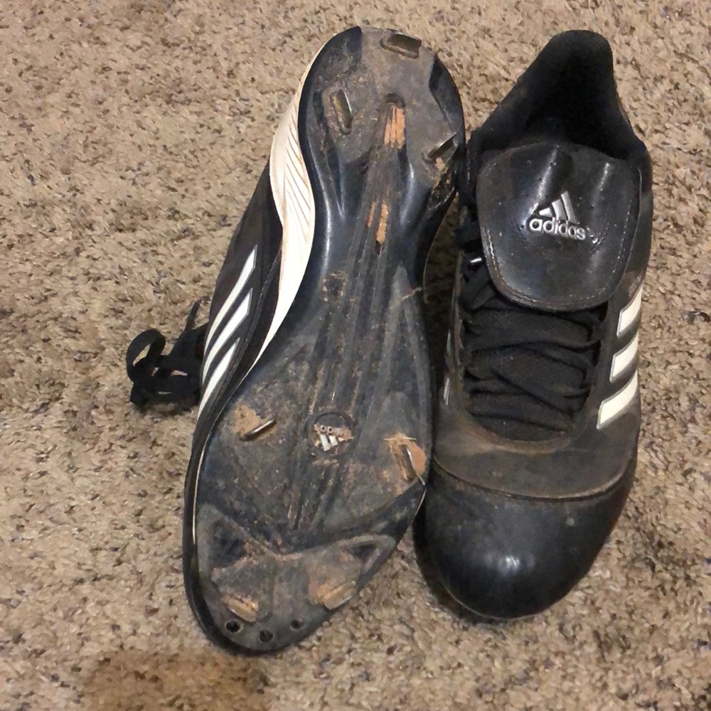 Size 11 men’s baseball cleats. No rips or tears